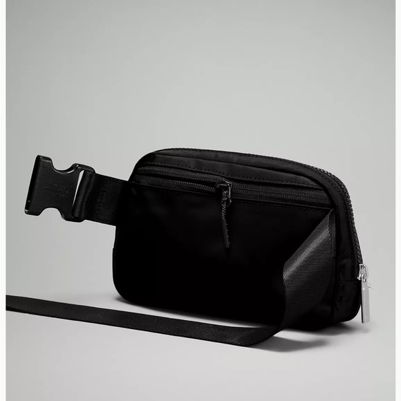 LULULEMON BLACK BELT BAG!! Everywhere Belt Bag 1L FREE GIFT WITH PURCHASE - Picture 4 of 8